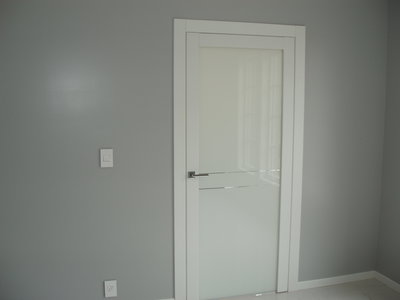 Glass door with special push-in hinge