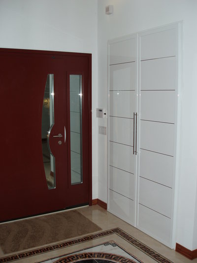 Coat closet in white glossy finish