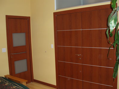 Closet doors always look winning when coordinated with bedroom doors in the same color/style