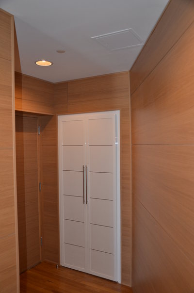 Coat closet in glossy white